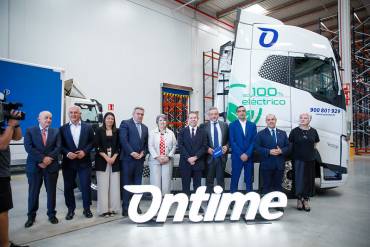 Foto de familia de la inauguración de la nave de On Time/ JCCM inauguracion on time