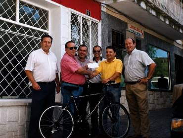 A la derecha de la imagen, con otros miembros del PP azudense durante una campaña. Foto: cedida Nandi2 1