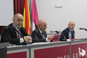 Pablo Burillo presidiendo la Asamblea General de la Fedrración Regional de Fútbol
