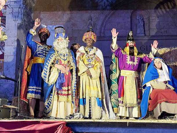 Melchor, Baltasar y Gaspar frente a la iglesia de San Ginés, para la Adoración./GUDiario. Reyes Magos 2026 Cabalgata Caballos Foto Ayuntamiento Guadalajara 1