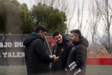 Juani, conversando con el resto del cuerpo técnico. Foto: CD Azuqueca. Juani 1