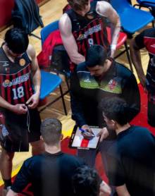 Luis Muñoz da instrucciones a los suyos. Foto: bazu_baloncestoazudense BAZU