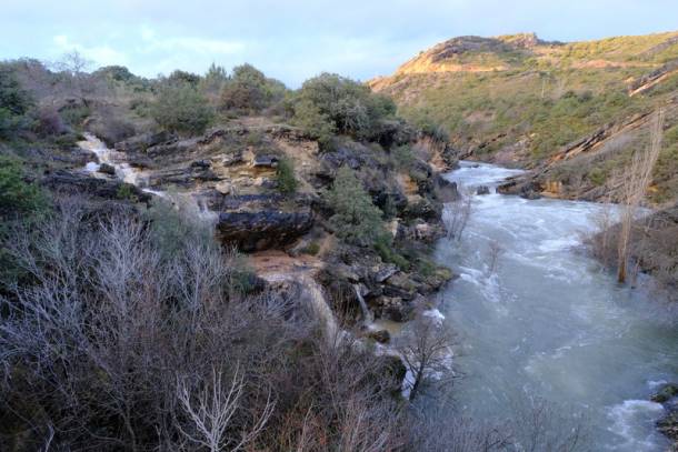 Así está el habitualmente tranquilo río Sorbe. Foto Eduardo Bonilla. Inundación tormenta RIO SORBE Foto Eduardo Bonilla 1