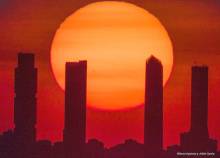 l Sol poniéndose tras las Cuatro Torres en Madrid. Foto: A. Espinosa y J. García El Sol poniéndose tras las Cuatro Torres en MadridA.Espinosa y J.García