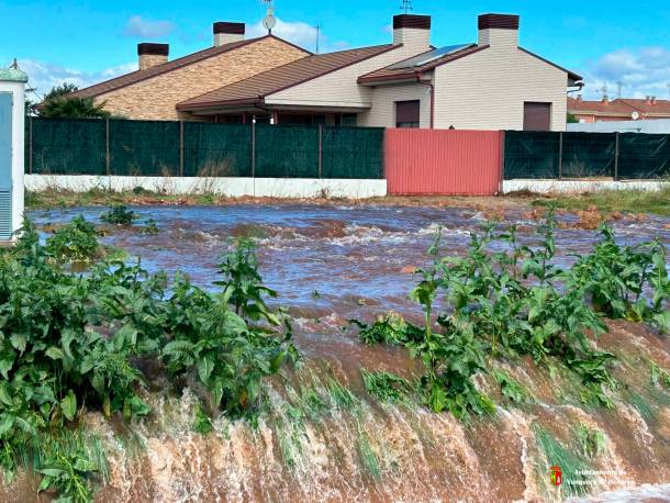 Ters averías, a las 12 horas, a las 16 horas y a las 19 horas, pusieron en jaque el suministro de agua de 400.000 vecinos averia mas agua desbordada en yunquera