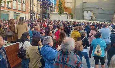 Vecinos de Guadalajara protestando por la implantación desde el 18 de mayo de las nuevas zonas ampliadas y precios al alza. Foto: GUdiario Vecinos de Guadalajara protestando por la implantación desde el 18 de mayo de las nuevas zonas ampliadas y precios al alza. Foto GUdiario