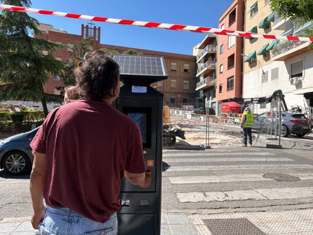 Un usuario intentando sacar el tiquet de aparcamiento en La Concordia/ Gu Diario parquimetros nuevos usuario