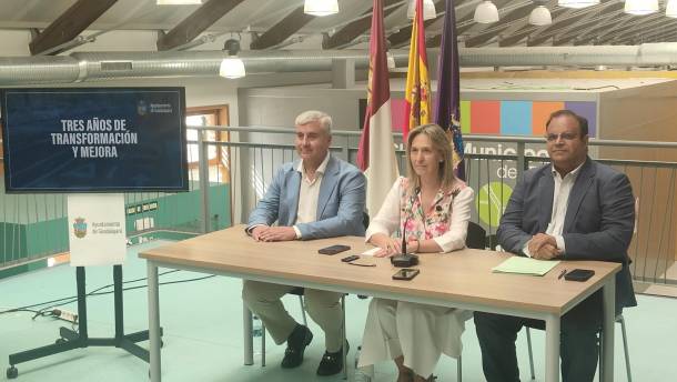 Guarinos, en el centro, junto al portavoz de Vox, Víctor Morejón (derecha) y el segundo teniente de alcalde, Alfonso Esteban/ Gu Diario balance tercer ano Guarinos 1