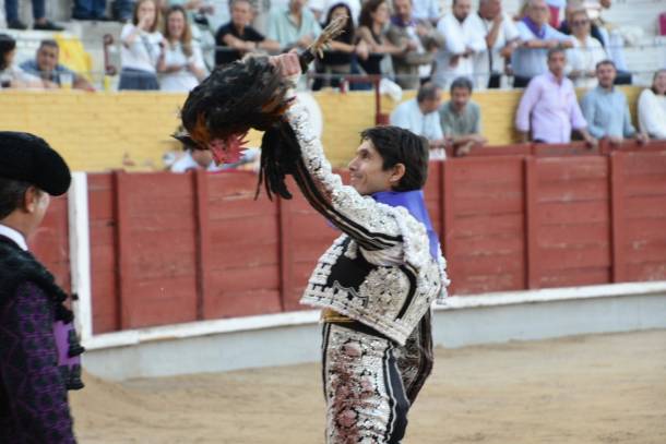 El francés Sebastián Castella mostrando el gallo que le lanzaron desde el tendido durante su triunfal vuelta al ruedo./Foto: Pepe Riofrío Castella1
