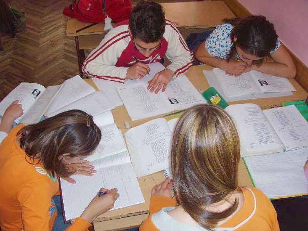 Archivo GD Estudiantes estudiando PISA