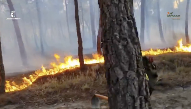 El incendio sigue sin darse por extinguido/ Infocam incendio la mierla
