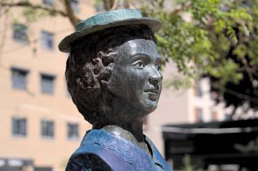 busto bulevar clara campoamor